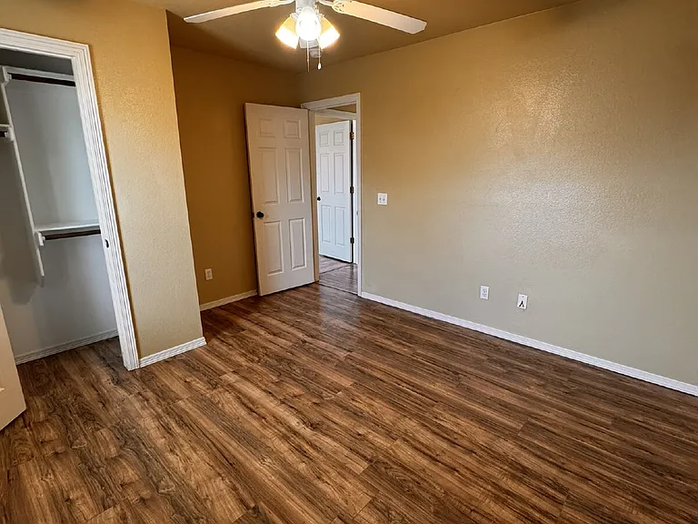 1532 Hutchinson St — Photo 14