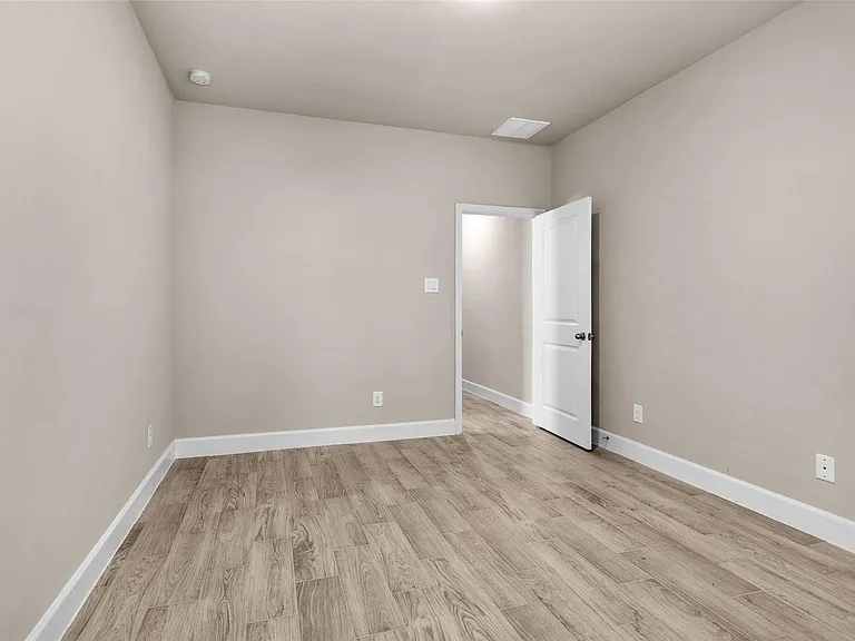 496B Golden St #B — Photo 16