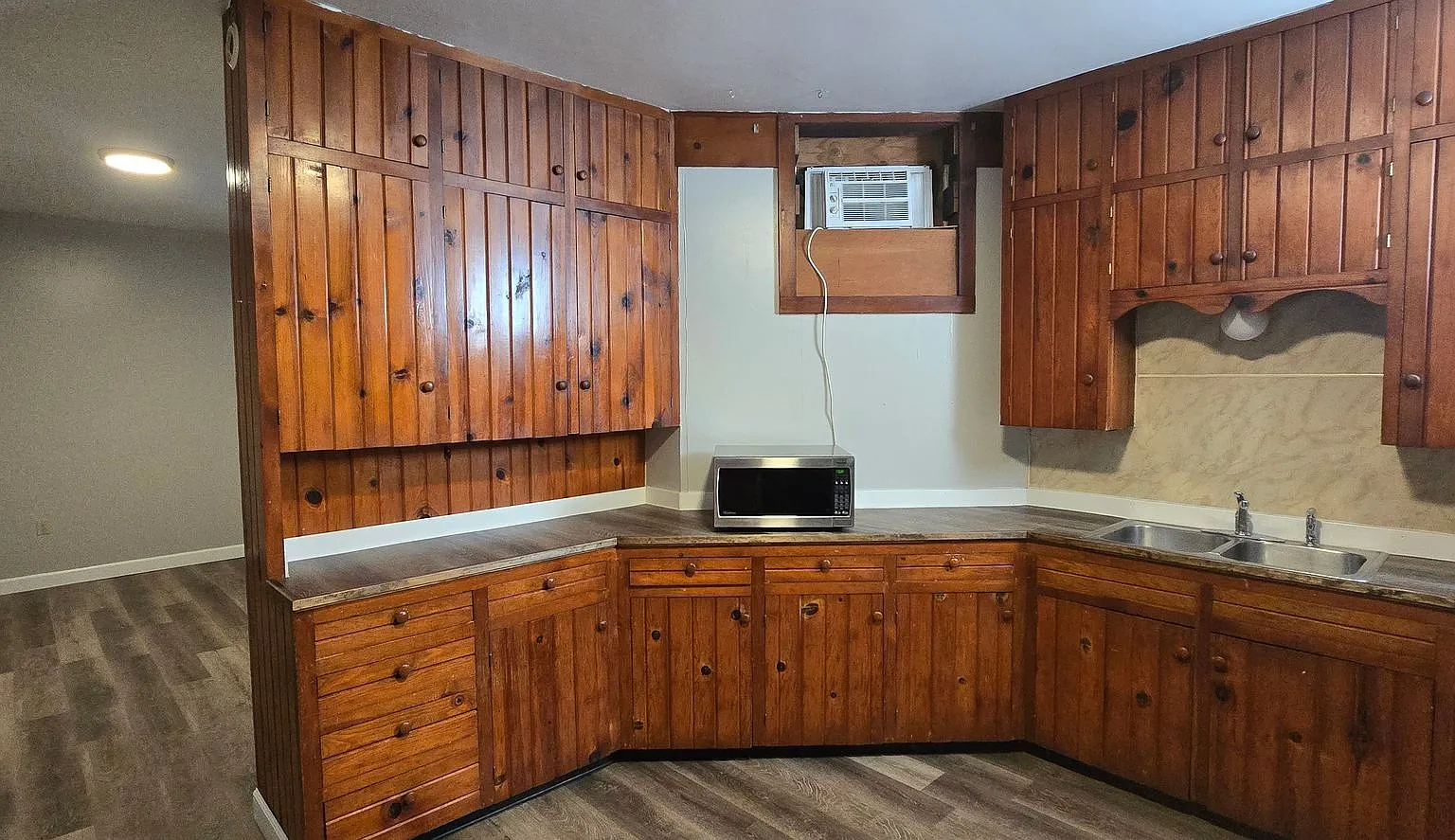 Large 1 bedroom remodeled apartment, washer/dryer hookups — Photo 3