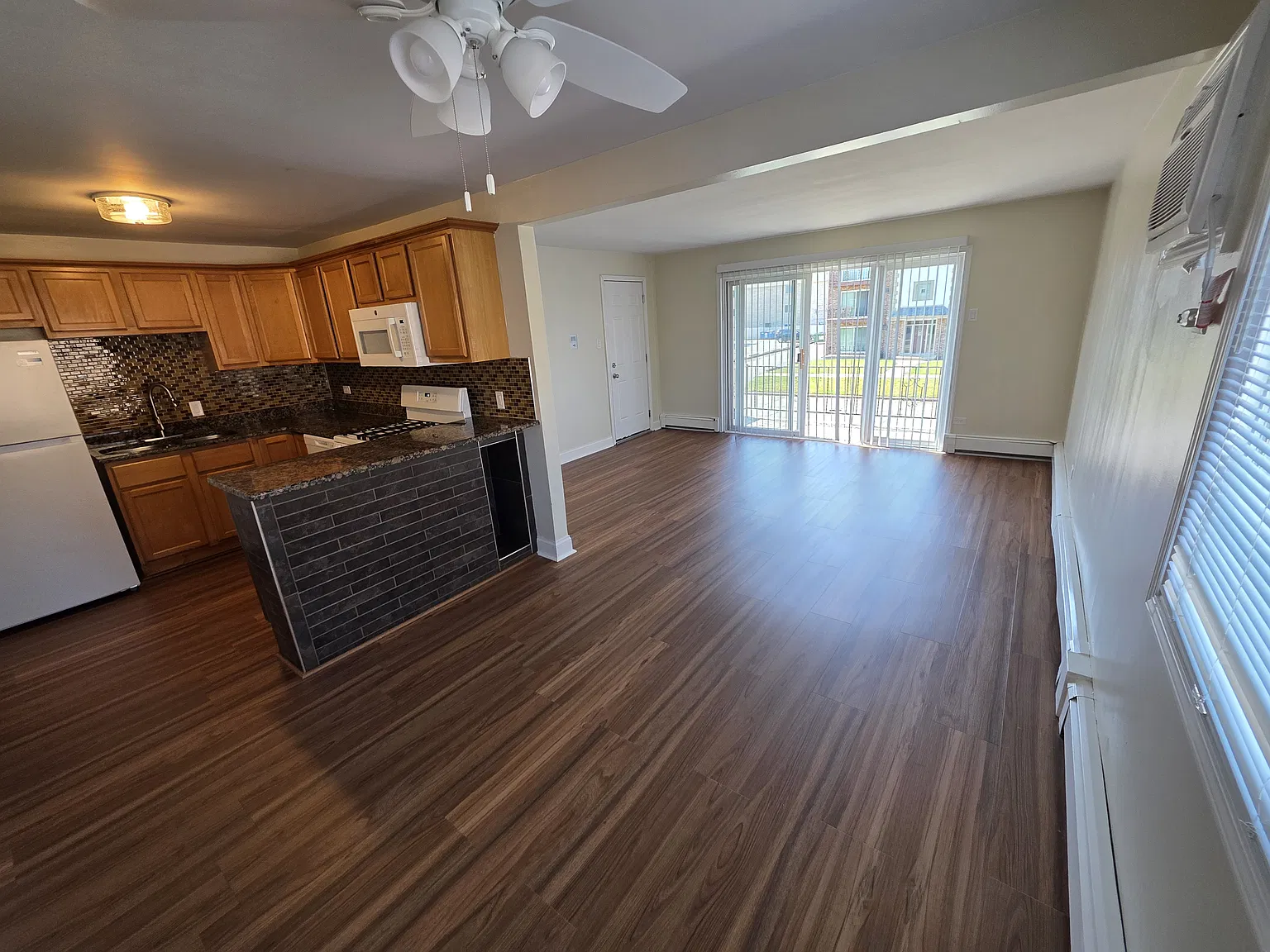 2 bed, 900 sqft, $1,550 — Photo 2