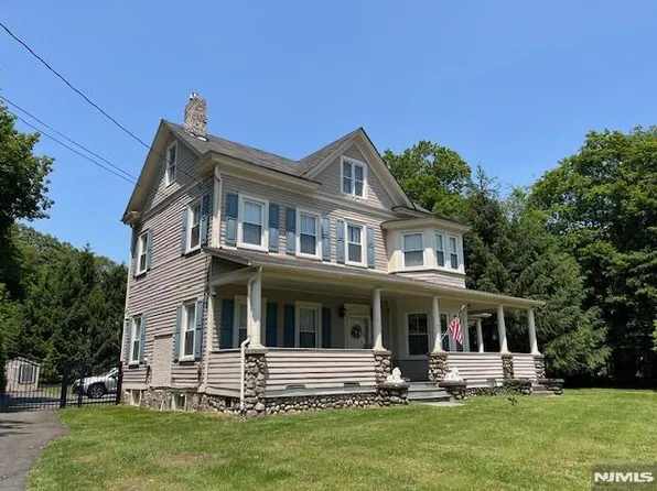 889 Circle Ave, Franklin Lakes, NJ 07417