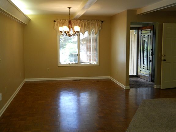 5th image of 438 Nob Hill Dr