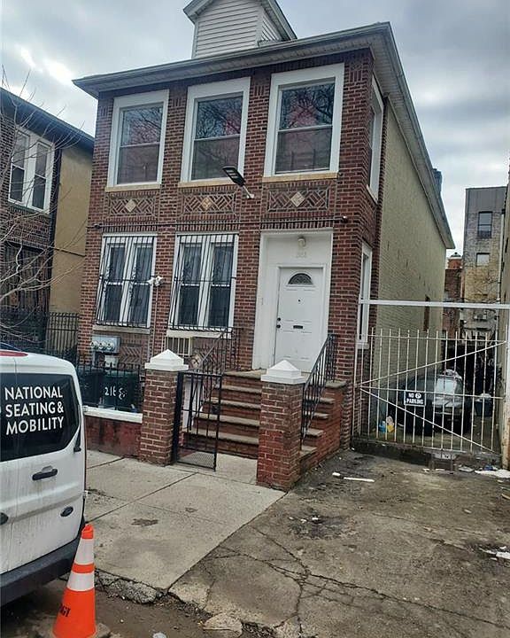 2nd image of 2168 Strauss St