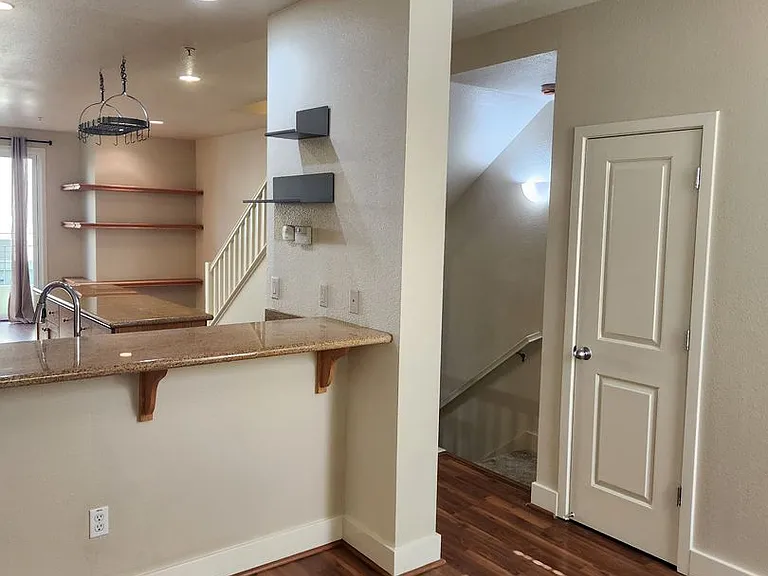 338 City Center Dr — Photo 2