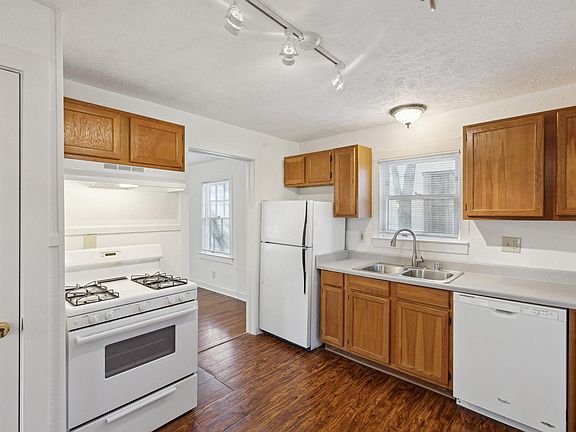 3rd image of 8711 Daytonia Ave
