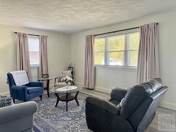 4th image of 28 Garden Dr