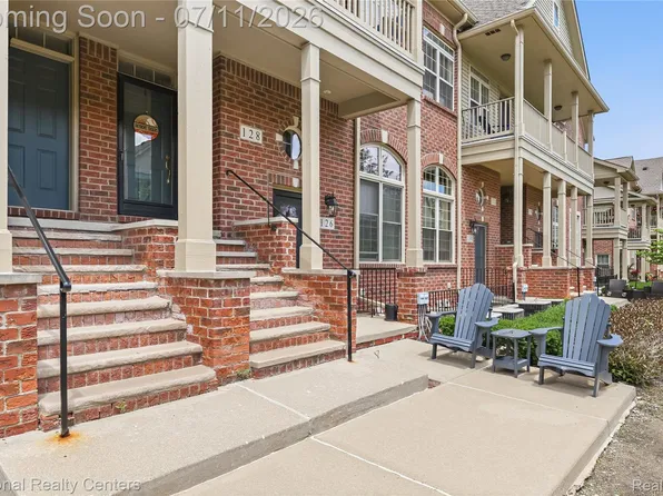 128 Sandy Ln, Walled Lake, MI 48390
