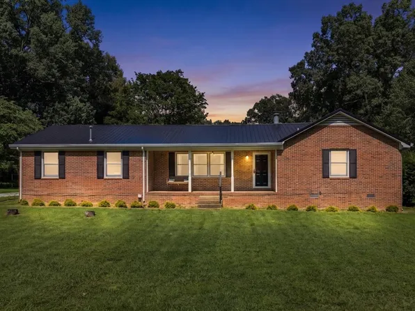 106 Larkway Dr, Tullahoma, TN 37388