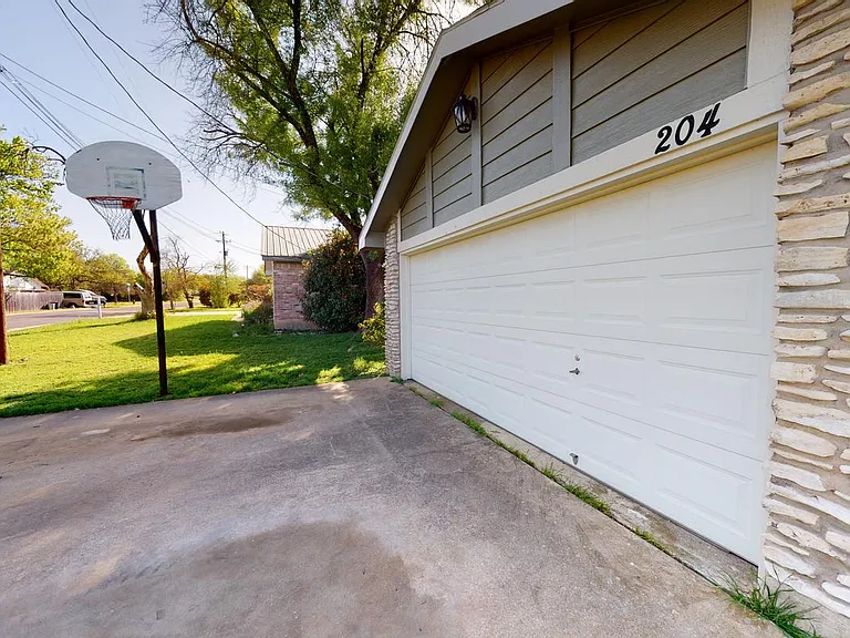 204 Monaco Dr — Photo 23