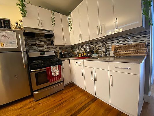 3rd image of 556 Bainbridge St APT 3L