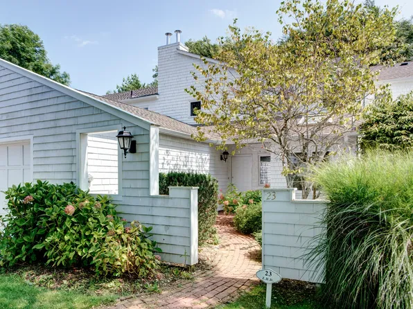 155 Hill St APT 23, Southampton, NY 11968