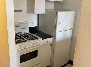 527 E 6th St #2E, New York, NY 10009