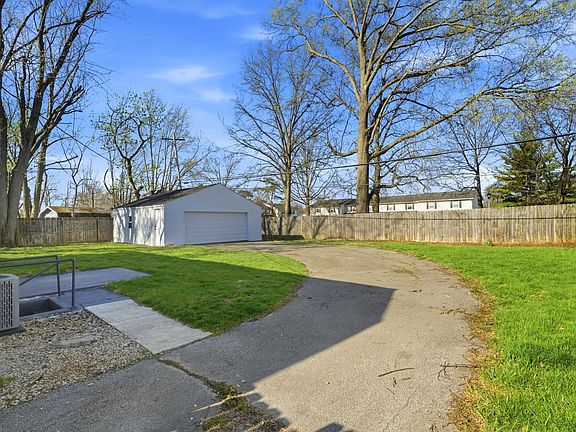 5th image of 105 Crown Hill Ct