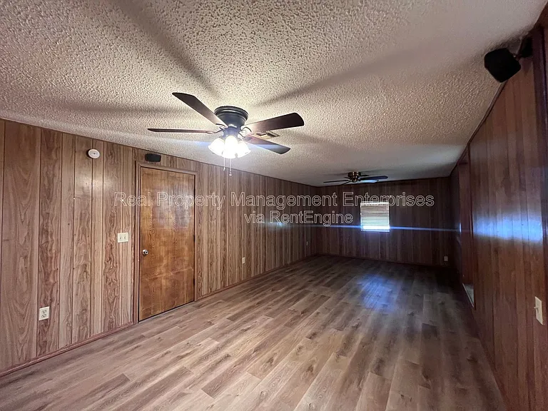 204 Wolf Ln — Photo 23