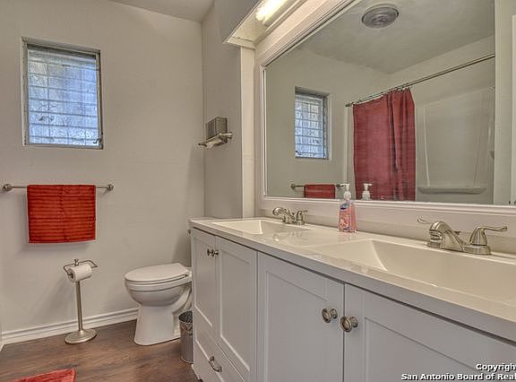 3rd image of 2523 Holly Hill Dr