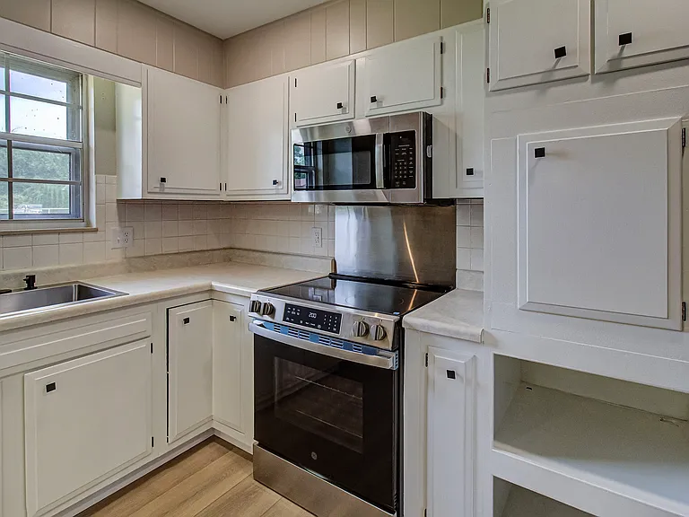9521 Mobile Dr — Photo 10