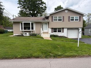 7 Warren Dr, Dallas, PA 18612