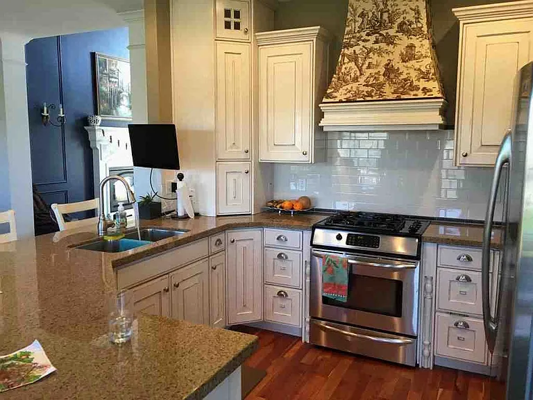 947 Canterbury Dr — Photo 3