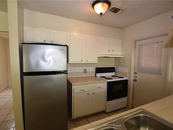 3rd image of 1002 Hillyer St