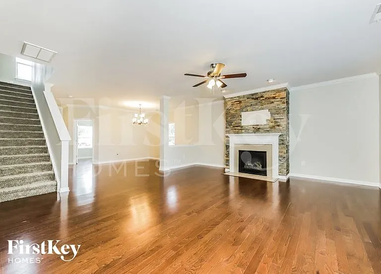 1205 Quail Heights Dr — Photo 2