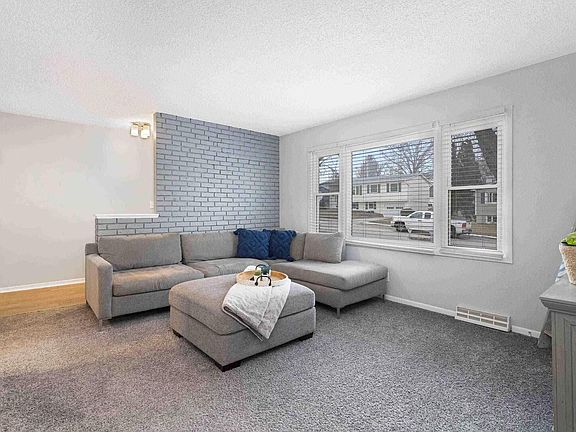 3rd image of 4805 Candlelight Dr
