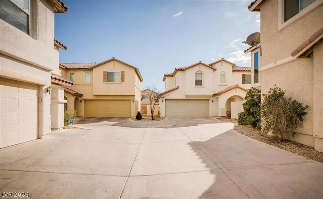 3 bed, 2.5 bath, 1358 sqft, $1,900 — Photo 1
