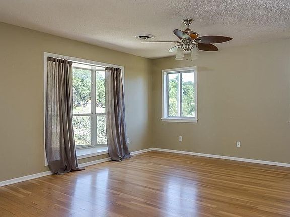 3rd image of 844 Oak Ln