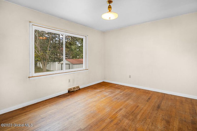 5th image of 27 Sparrowbush Rd. S