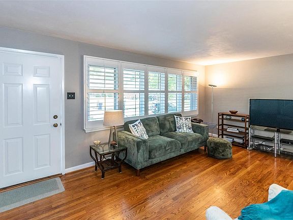 3rd image of 8711 Glenwood Dr