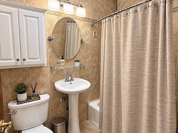 5th image of 7042 69th St #2L
