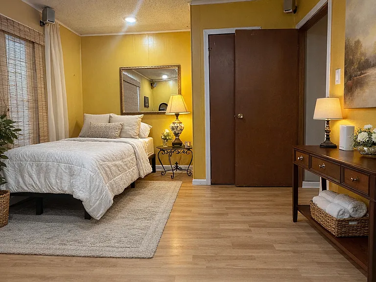 3703 W Hepburn St — Photo 3