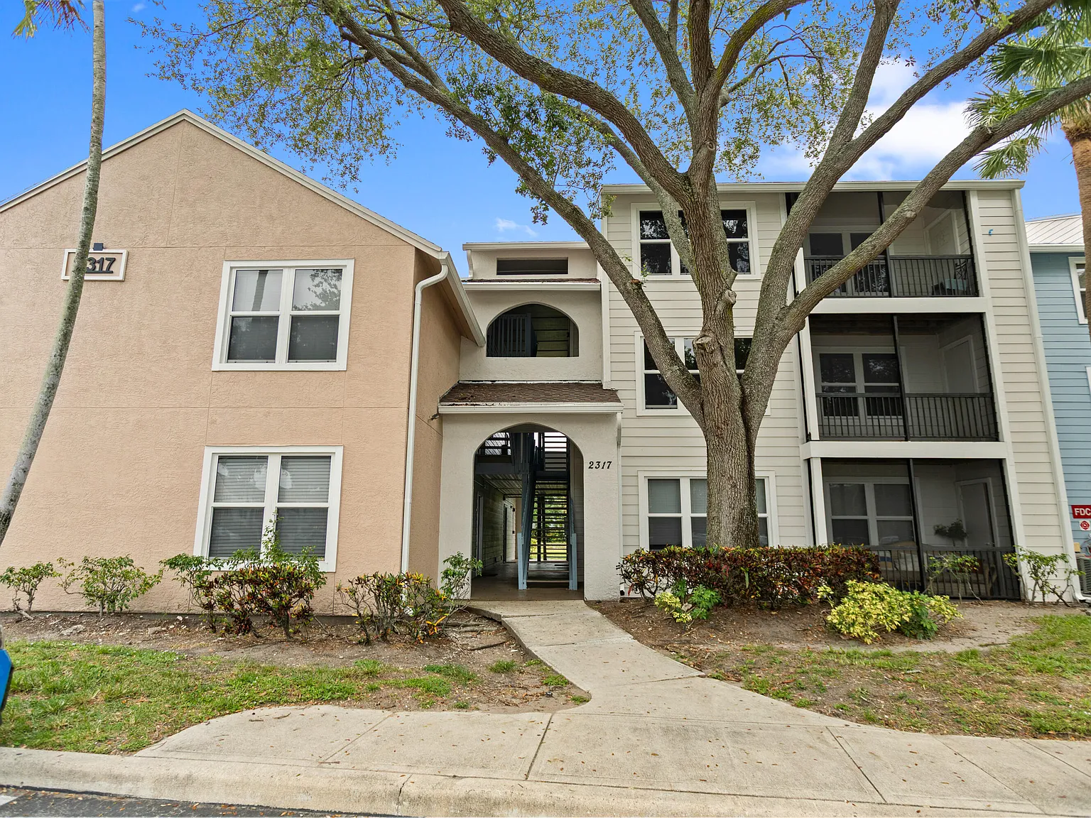 2 bed, 1.0 bath, 902 sqft, $2,000 — Photo 3