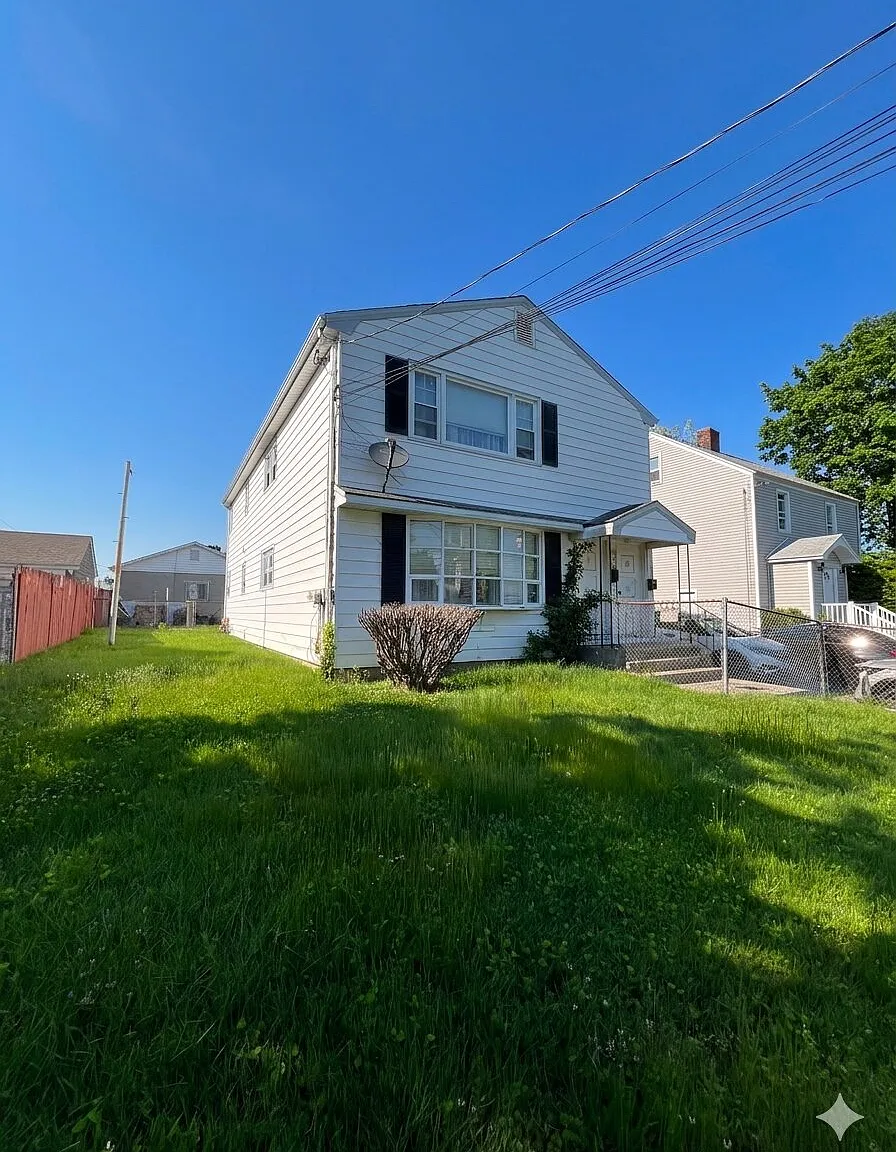 3 bed, 1152 sqft, $2,400 — Photo 1