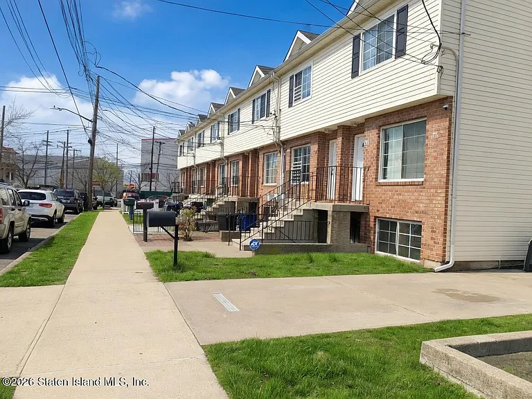 17 Mersereau Ave — Photo 9