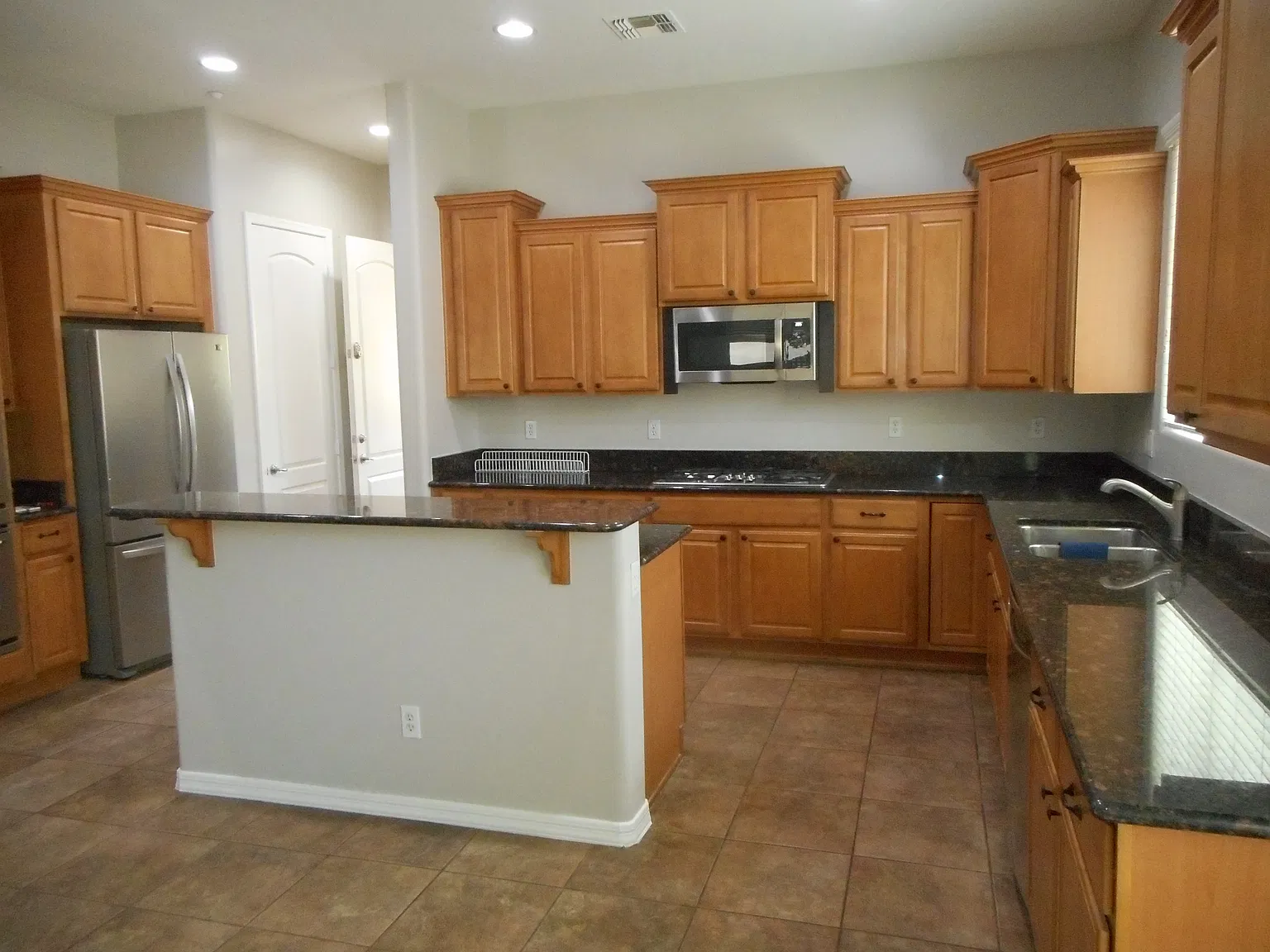 4 bed, 3.5 bath, 2915 sqft, $2,750 — Photo 2