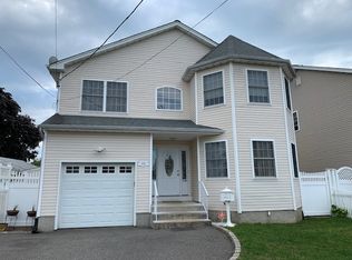 592 Tabor Pl, East Meadow, NY 11554