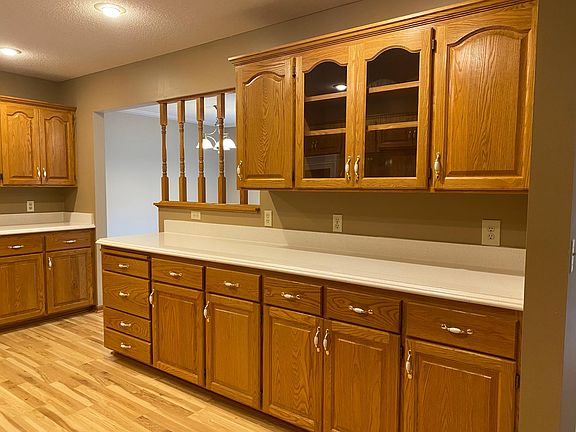 Kitchen: tons of storage