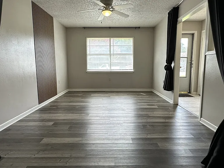 708 Creek St — Photo 3