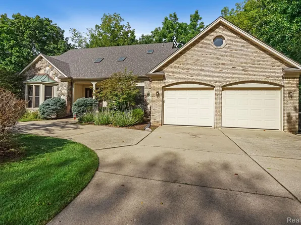 8482 Sarah Ln, Grosse Ile, MI 48138