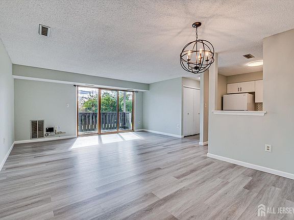 3rd image of 807 Aspen Dr