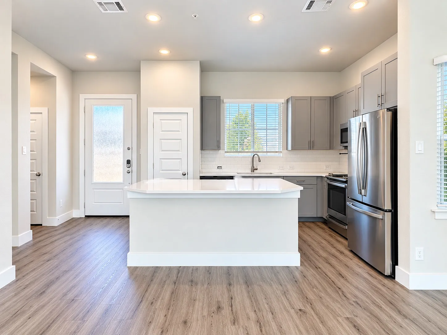 700 W Bedford Euless Rd — Photo 4