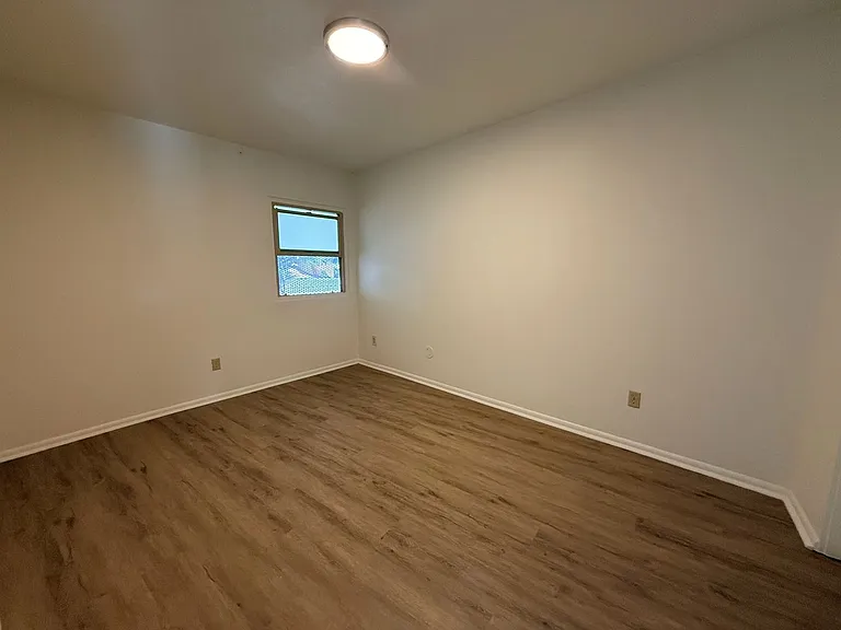 Crescent Apartments — Photo 52
