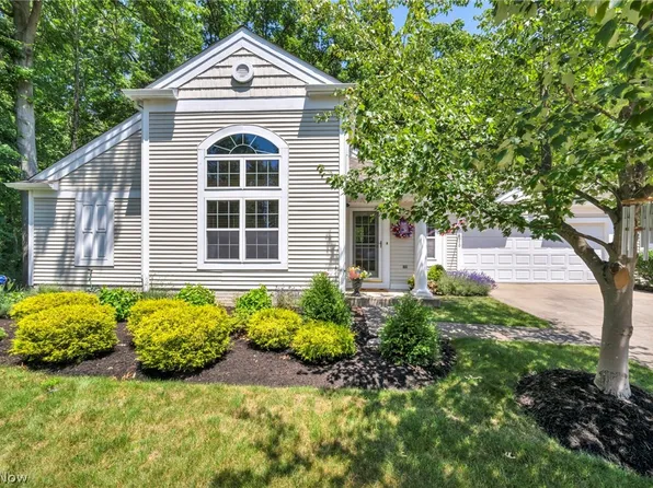 8970 Village Ct, Olmsted Falls, OH 44138