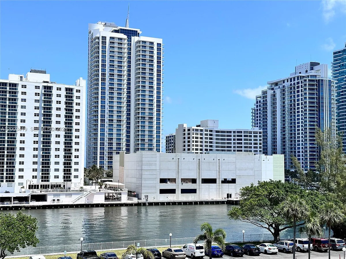 Building Photo - 800 Parkview Dr #522