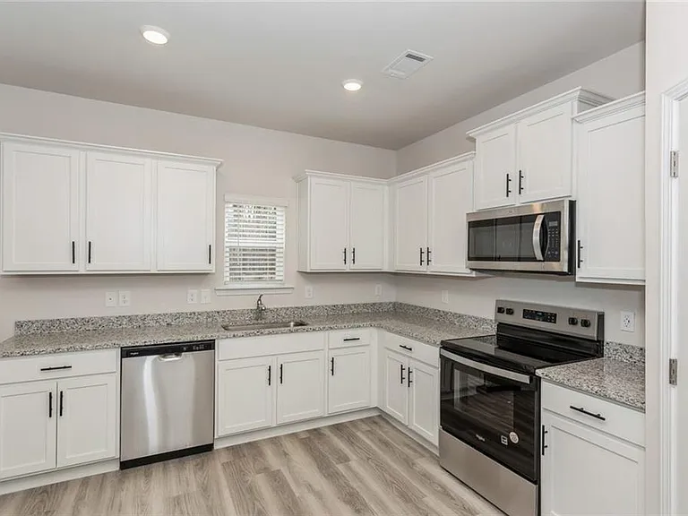 668 Mackenzie Cv — Photo 5