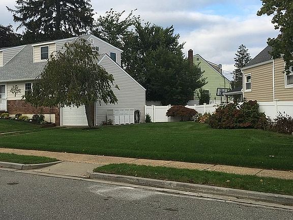 2nd image of 1671 Little Neck Ave