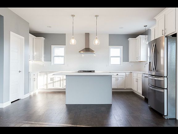 3rd image of 152 Oakshire Dr E