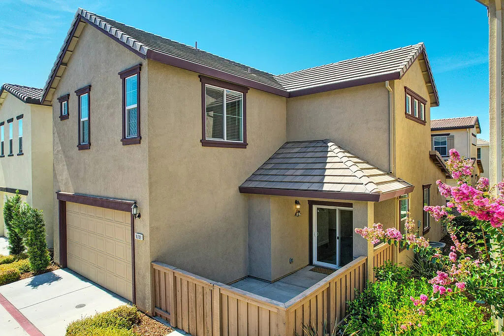 3 bed, 1684 sqft, $2,850 — Photo 2