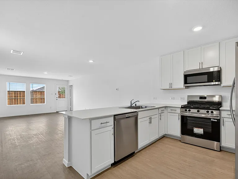 1328 Alfred St — Photo 4