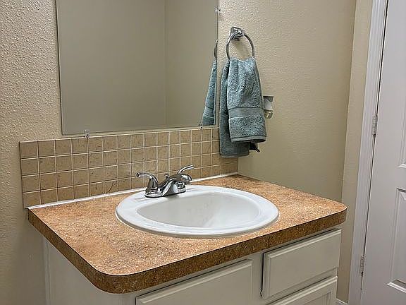 4th image of 14935 Julian St
